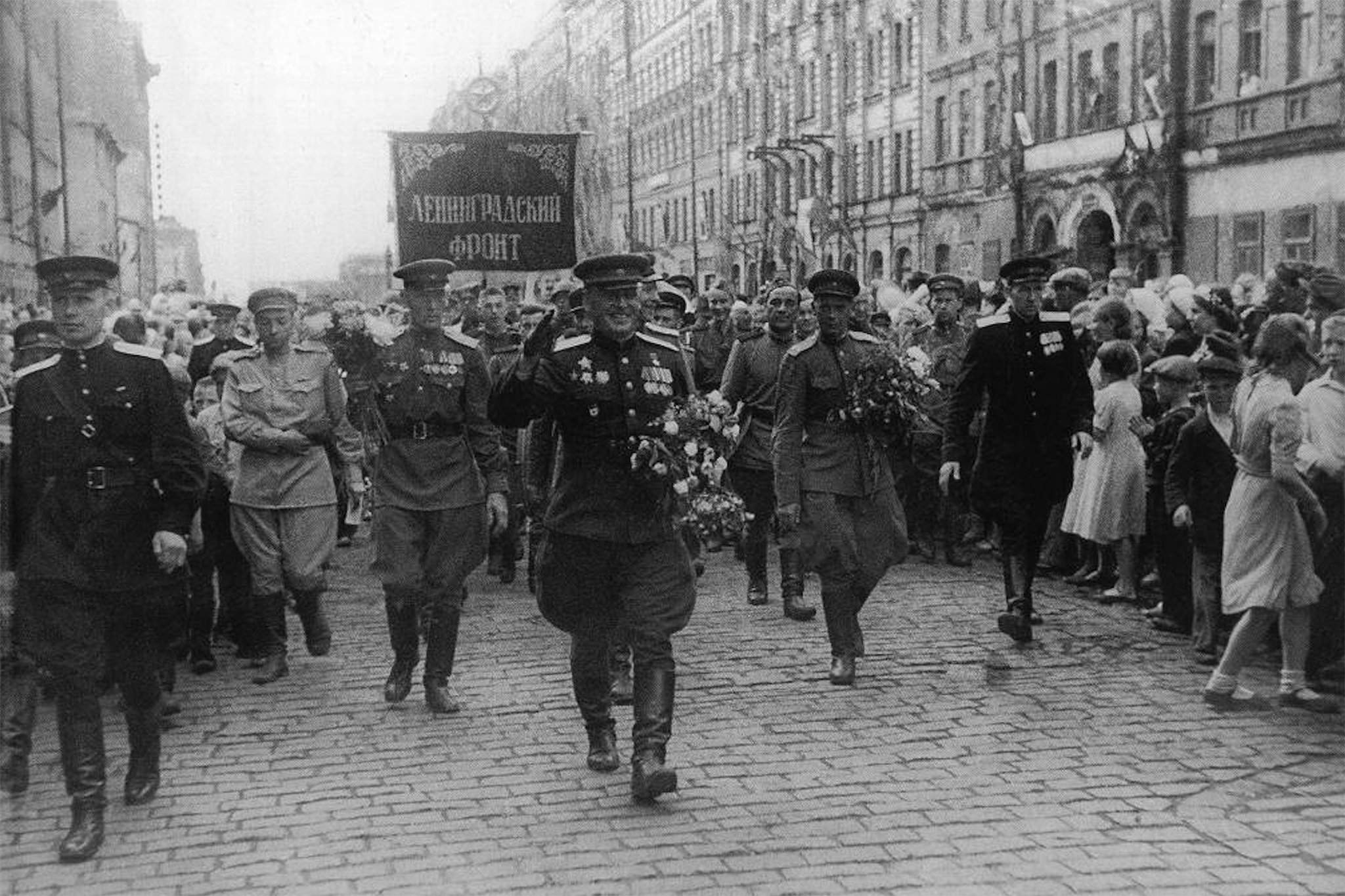 Парад_побелы_Ленигорад_1945