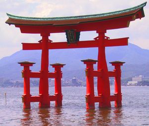 Тории в Японии - один из символов жизненной философии Японцев